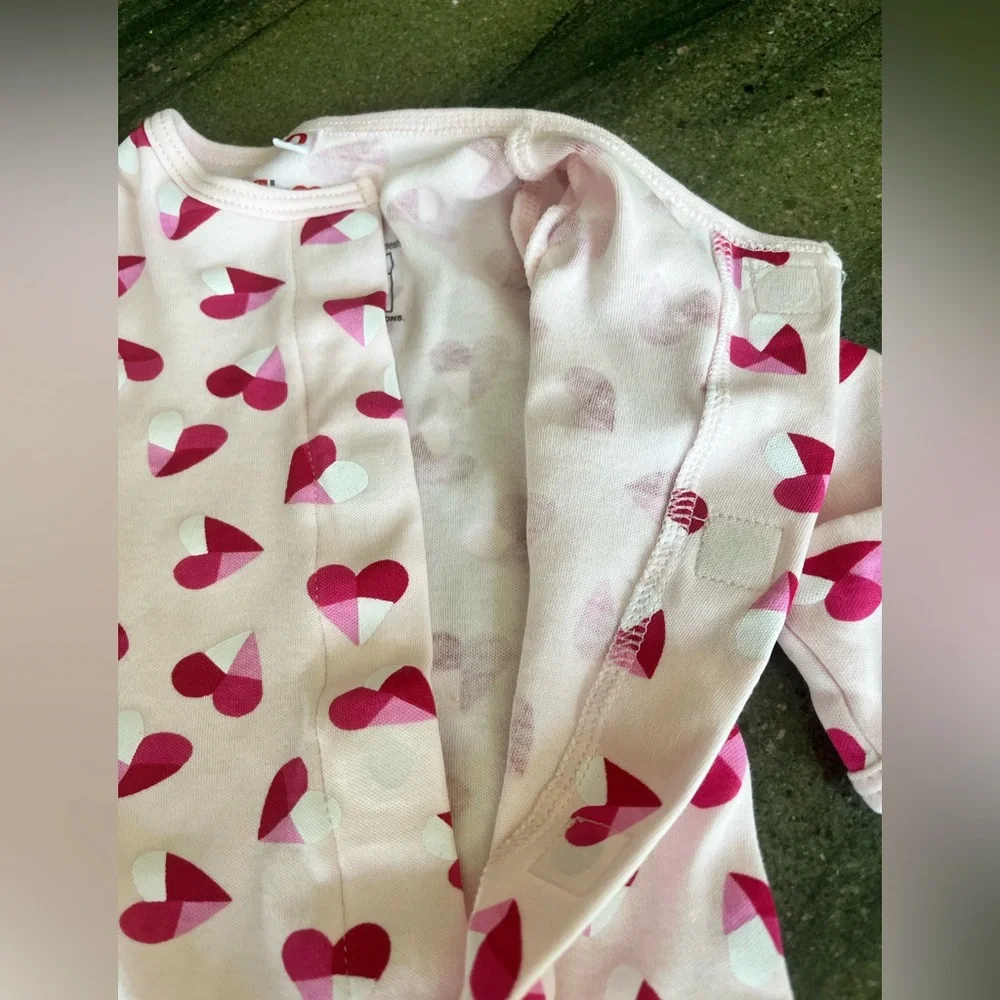 2pack Newborn (5-8lbs) Magnetic closure and Built in mittens!